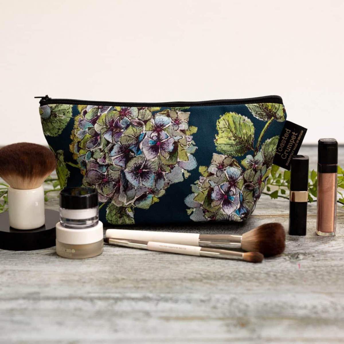 Cuorebella Hydrangea Noir Make-up Bag