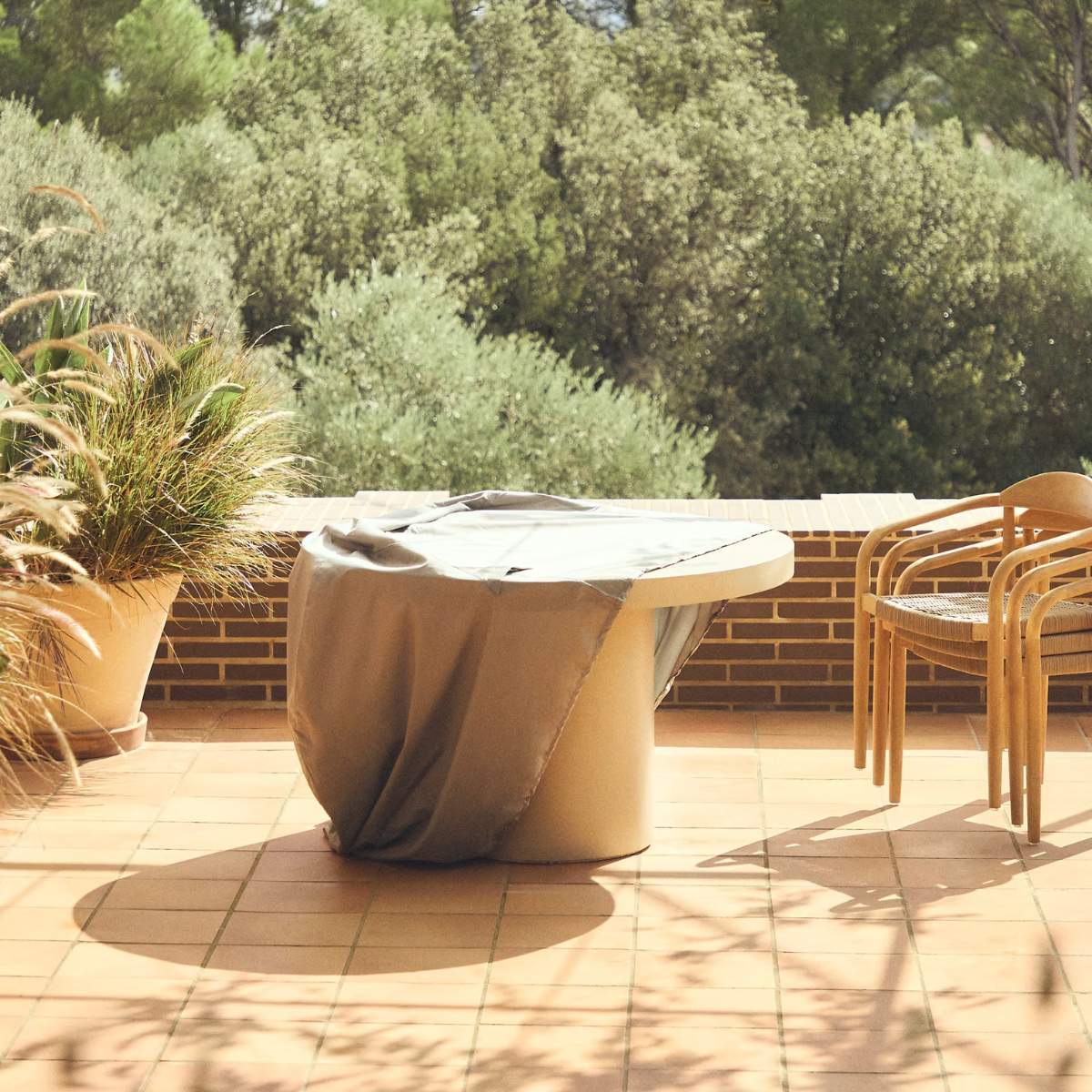 Kave Home Iria protective cover for outdoor furniture max. Ø130