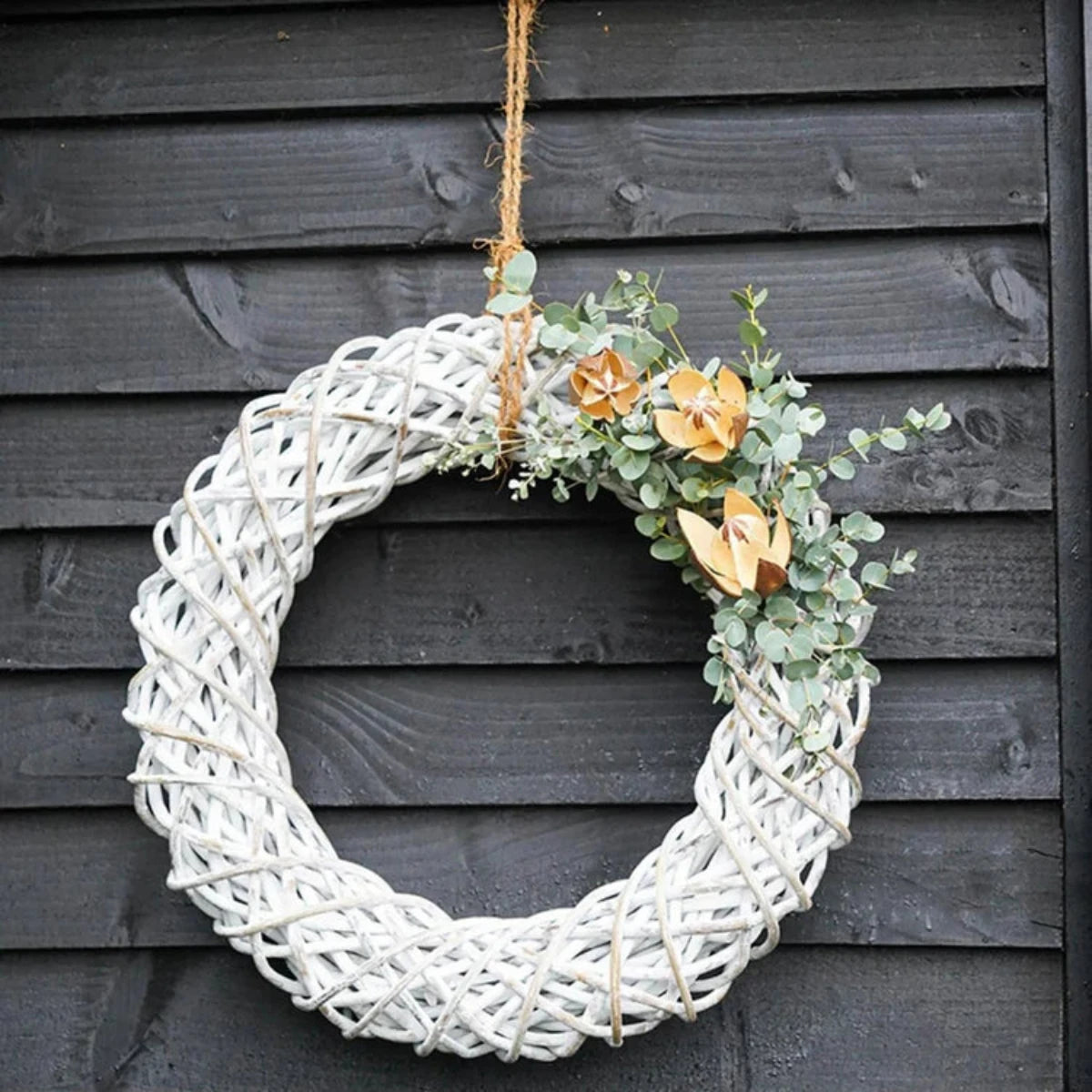 Ivyline Rattan White Wreath White 50cm lifestyle