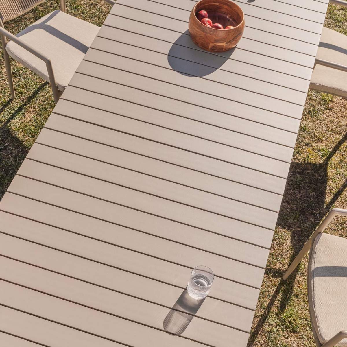 Kave Home Izola extendable outdoor table in aluminium with taupe finish 185 (235) x 100 cm