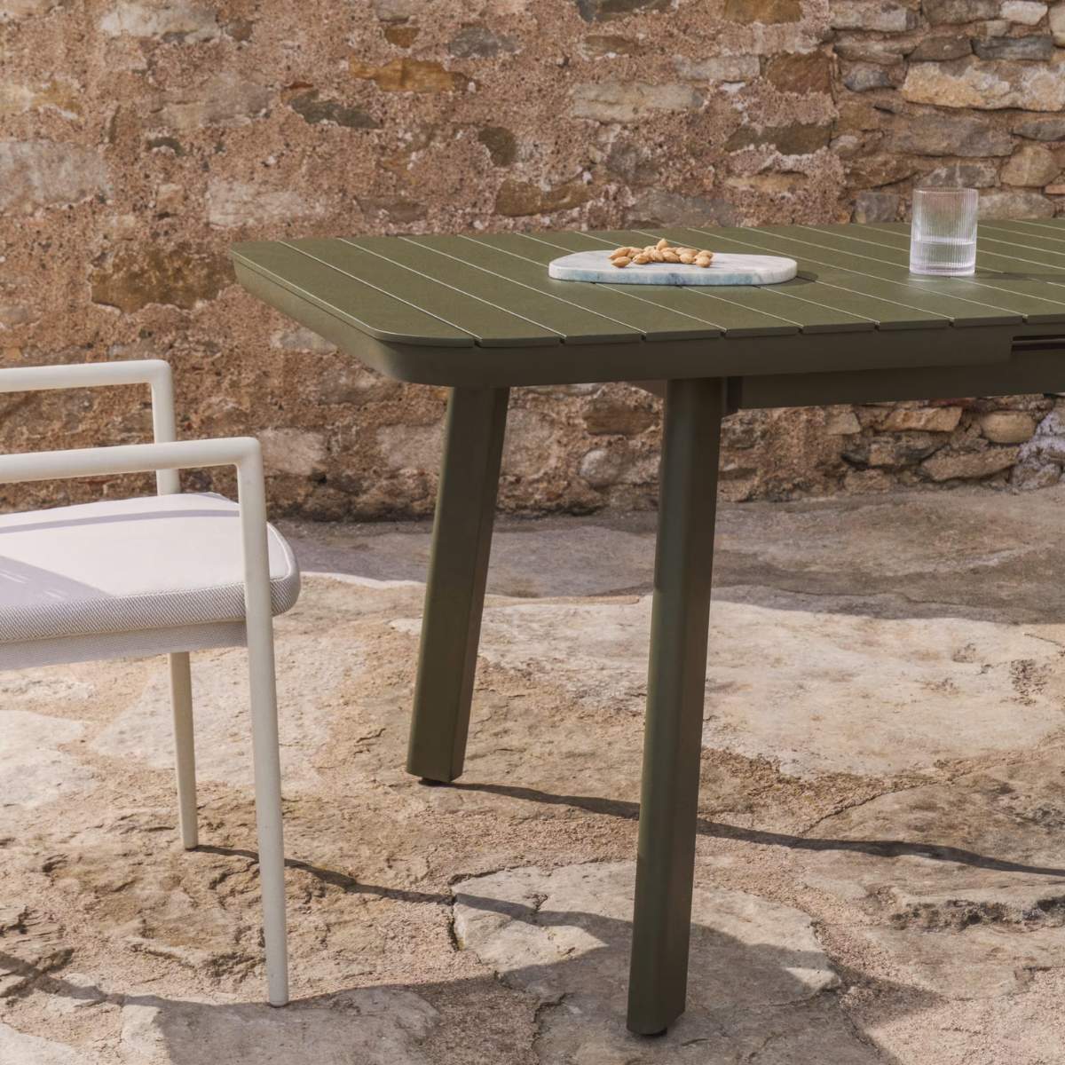 Kave Home Izola extendable outdoor table in aluminium with green finish 185 (235) x 100cm