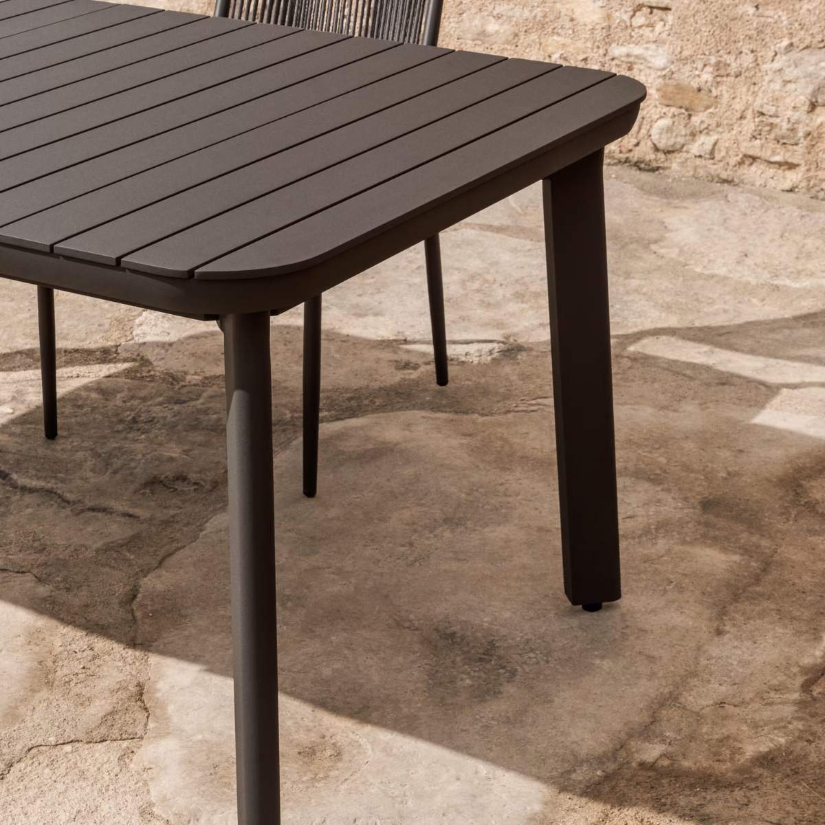 Kave Home Izola extendable outdoor table in aluminium with green finish 185 (235) x 100cm