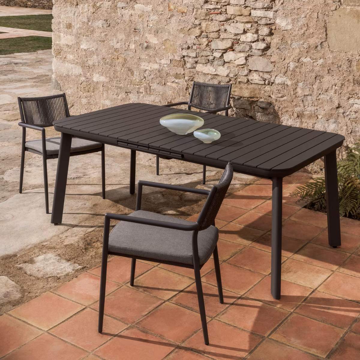 Kave Home Izola extendable outdoor table in aluminium with green finish 220 (280) x 100cm