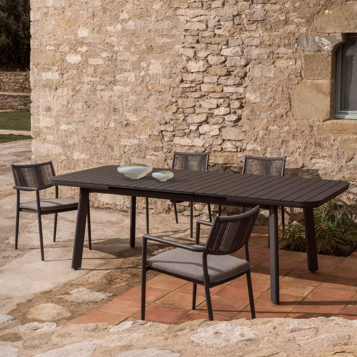 Kave Home Izola extendable outdoor table in aluminium with green finish 220 (280) x 100cm