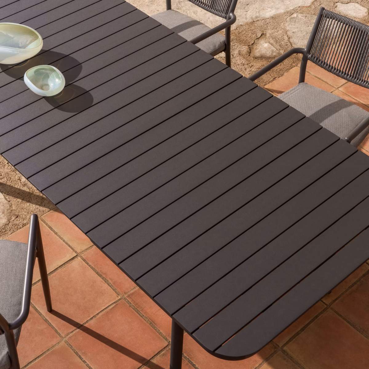 Kave Home Izola extendable outdoor table in aluminium with green finish 220 (280) x 100cm