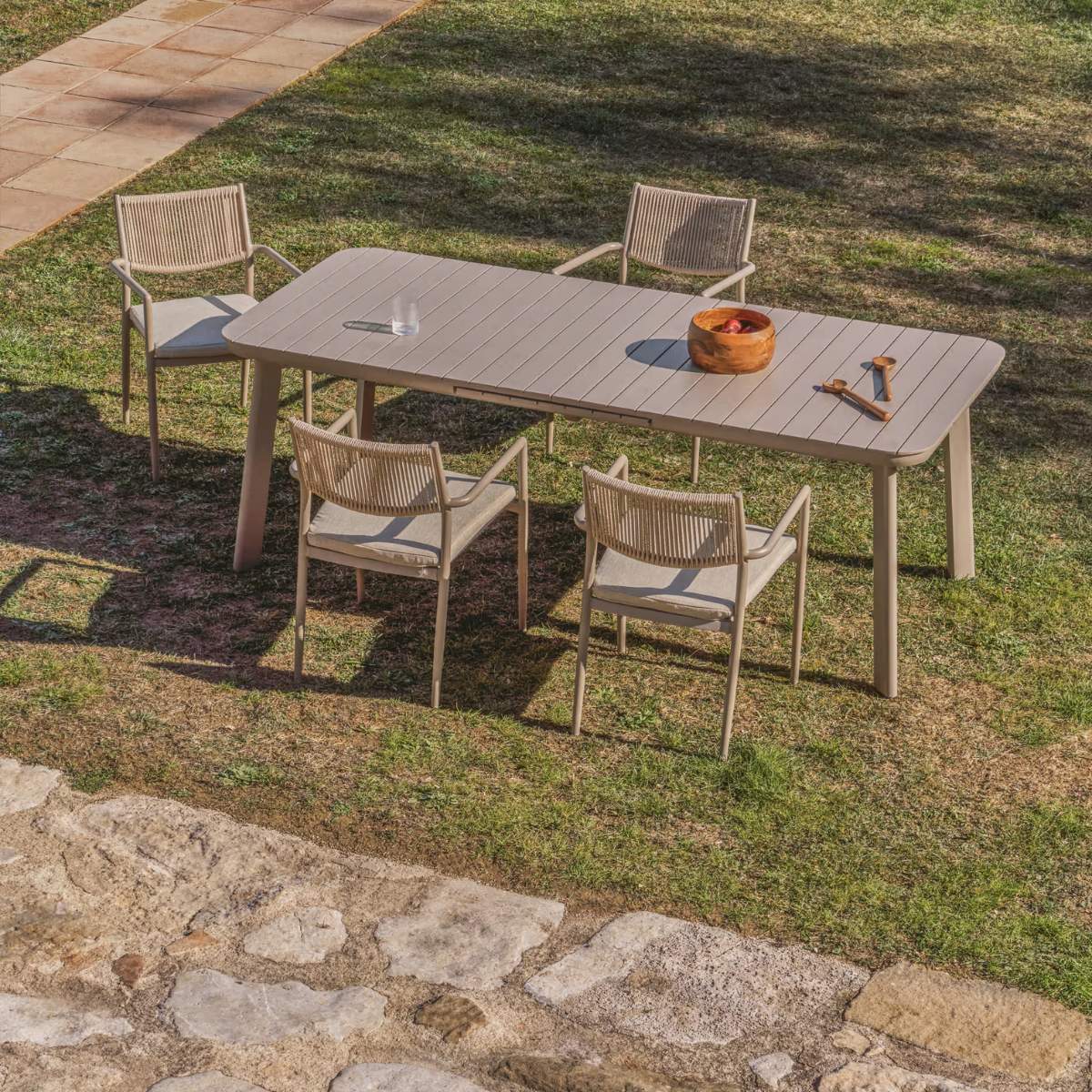 Kave Home Izola extendable outdoor table in aluminium with taupe finish 185 (235) x 100 cm