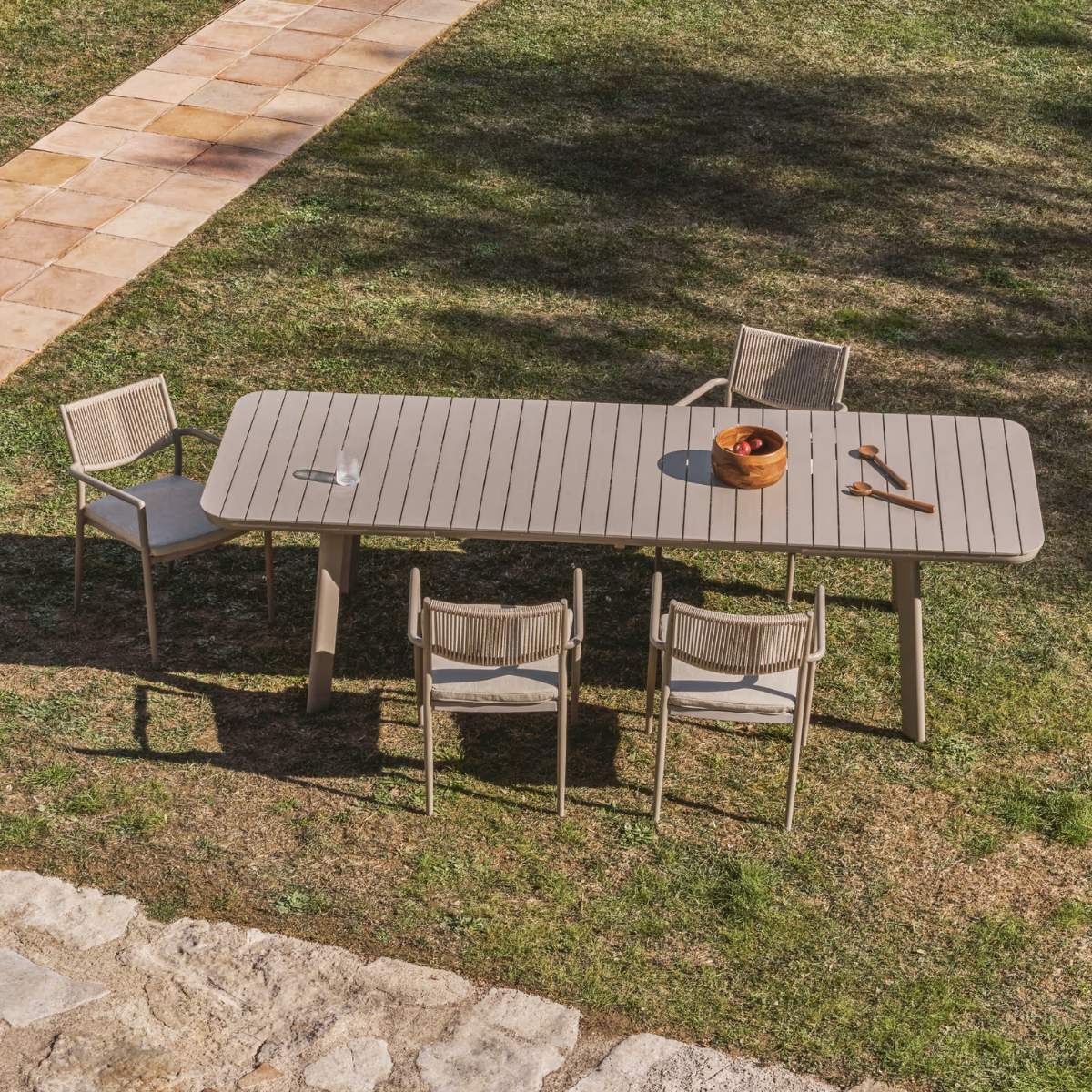 Kave Home Izola extendable outdoor table in aluminium with taupe finish 185 (235) x 100 cm