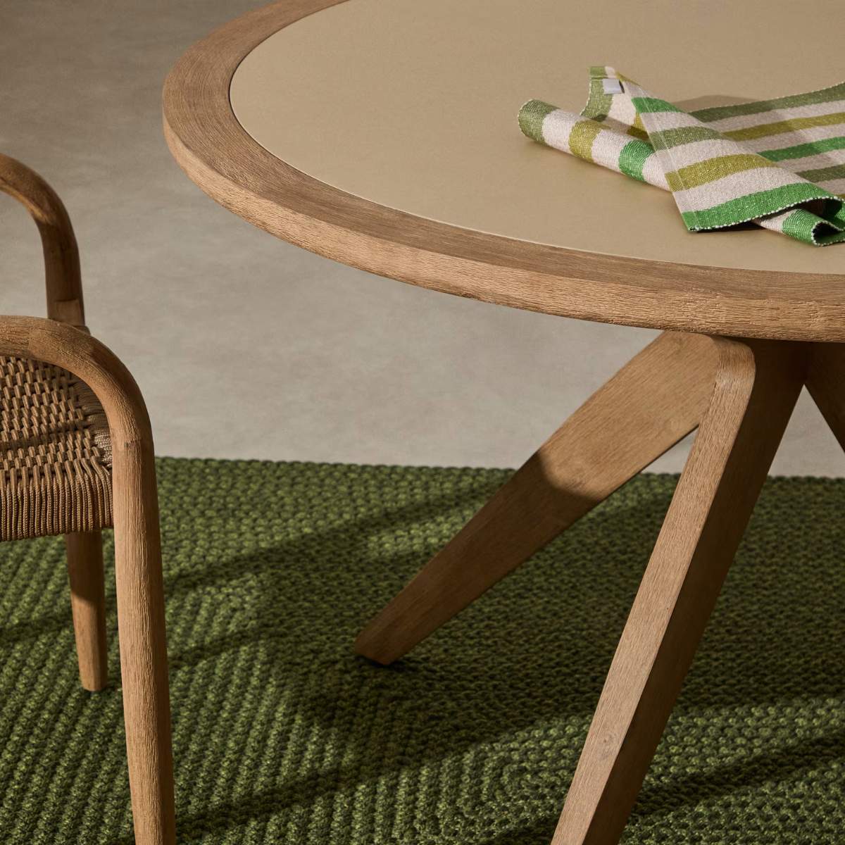 Kave Home Julieta round table in polycement and solid acacia wood Ø 120 cm FSC 100%