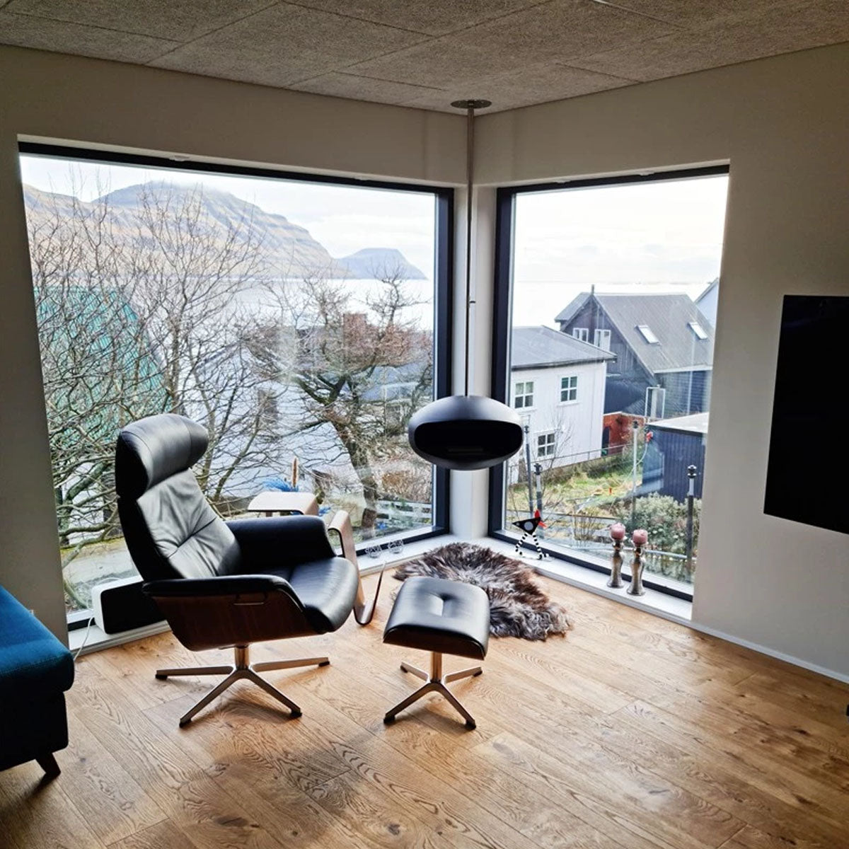 Cocoon Fires Aeris - Black with a Steel Pole