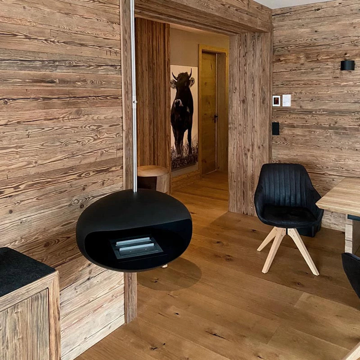 Cocoon Fires Aeris - Black with a Steel Pole