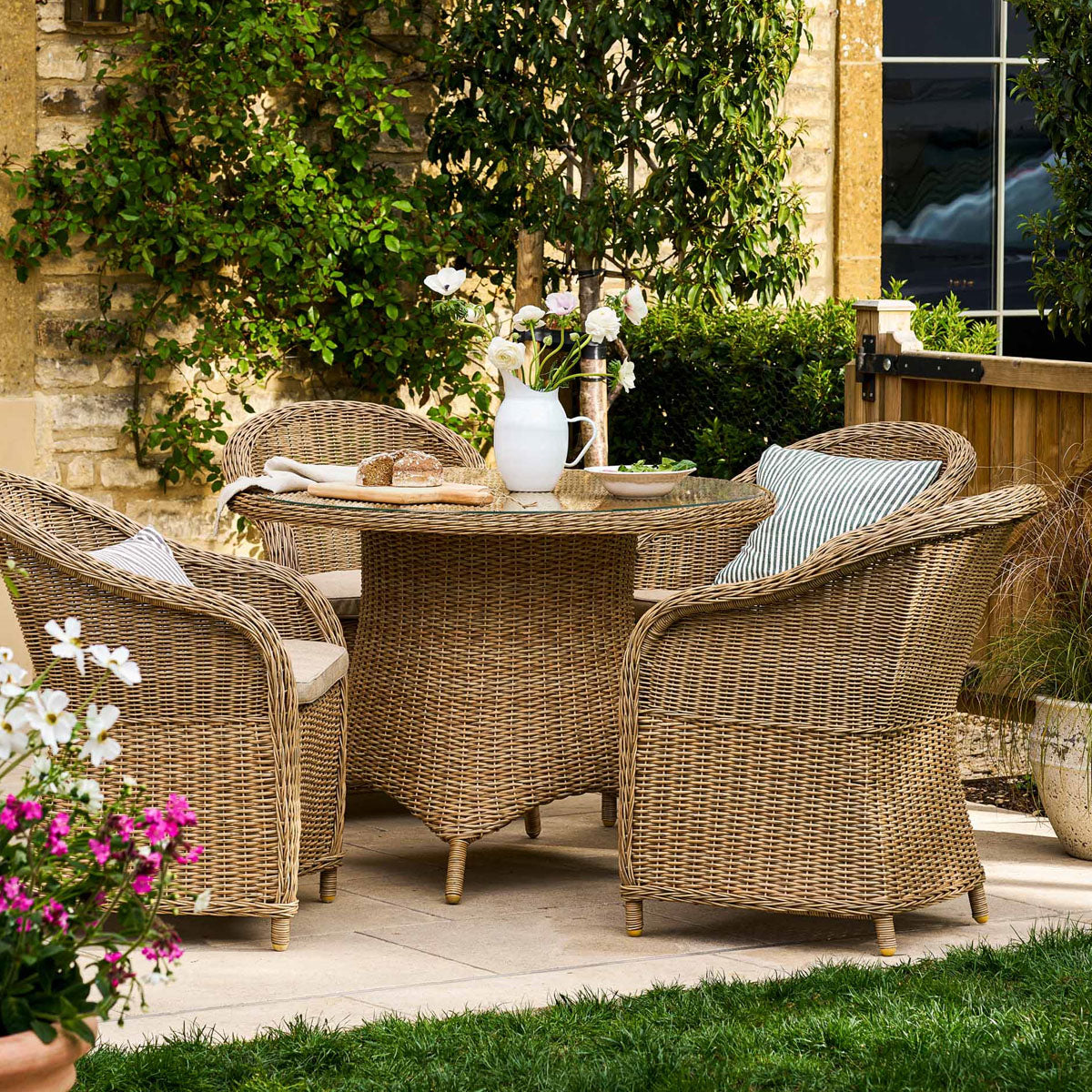 Garden Trading Brayford Round Dining Set Small Natural