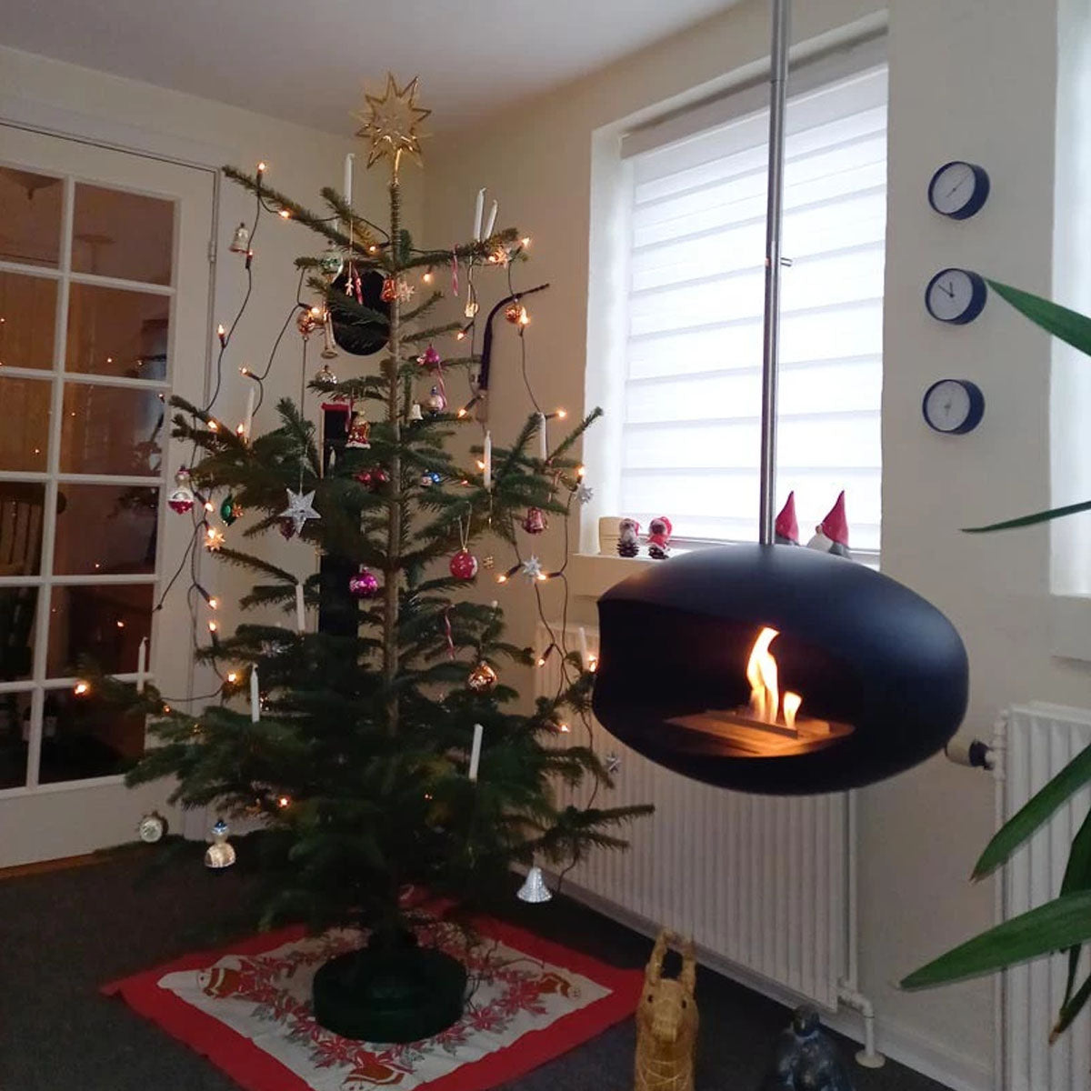 Cocoon Fires Aeris - Black with a Steel Pole