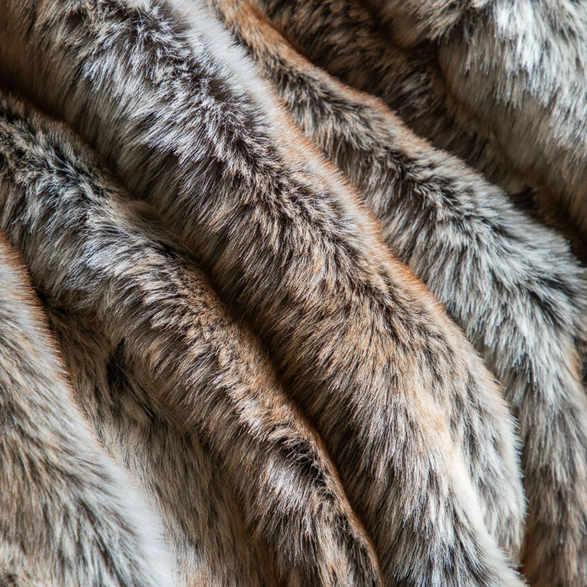 Gallery Direct Husky Faux Fur Throw Premium