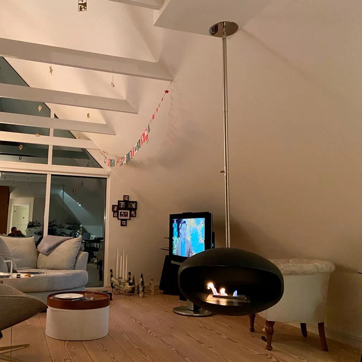 Cocoon Fires Aeris - Black with a Steel Pole