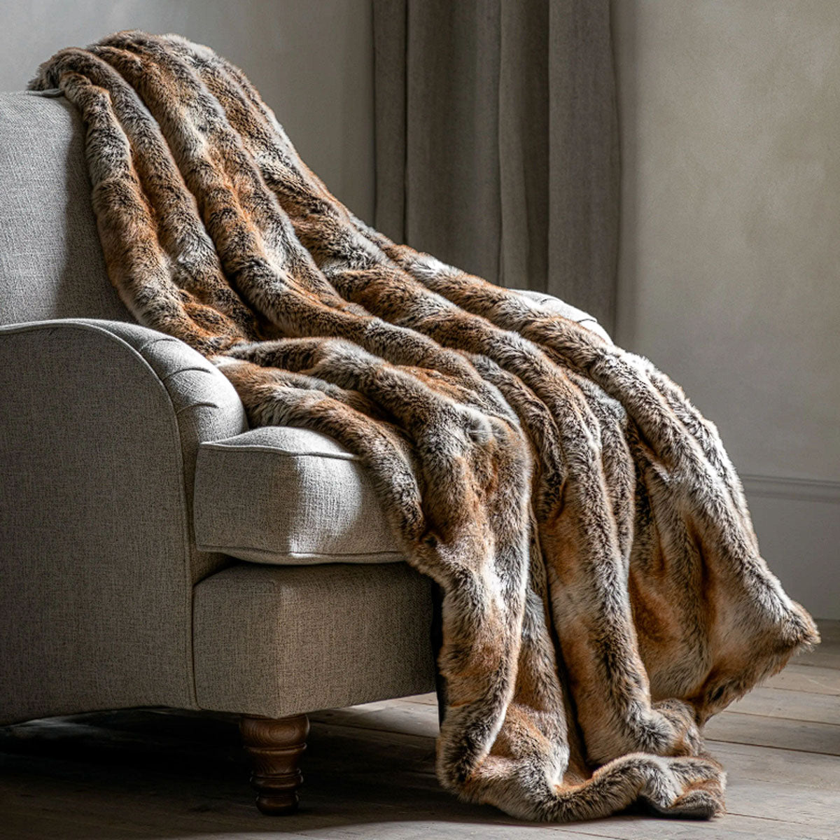 Gallery Direct Husky Faux Fur Throw Premium