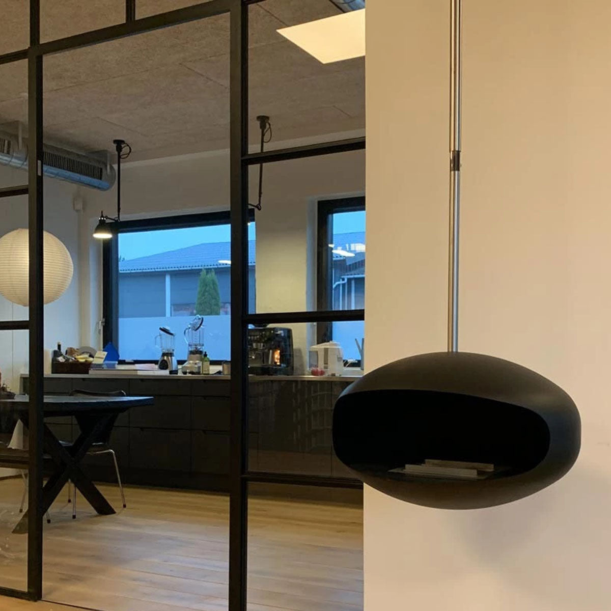 Cocoon Fires Aeris - Black with a Steel Pole