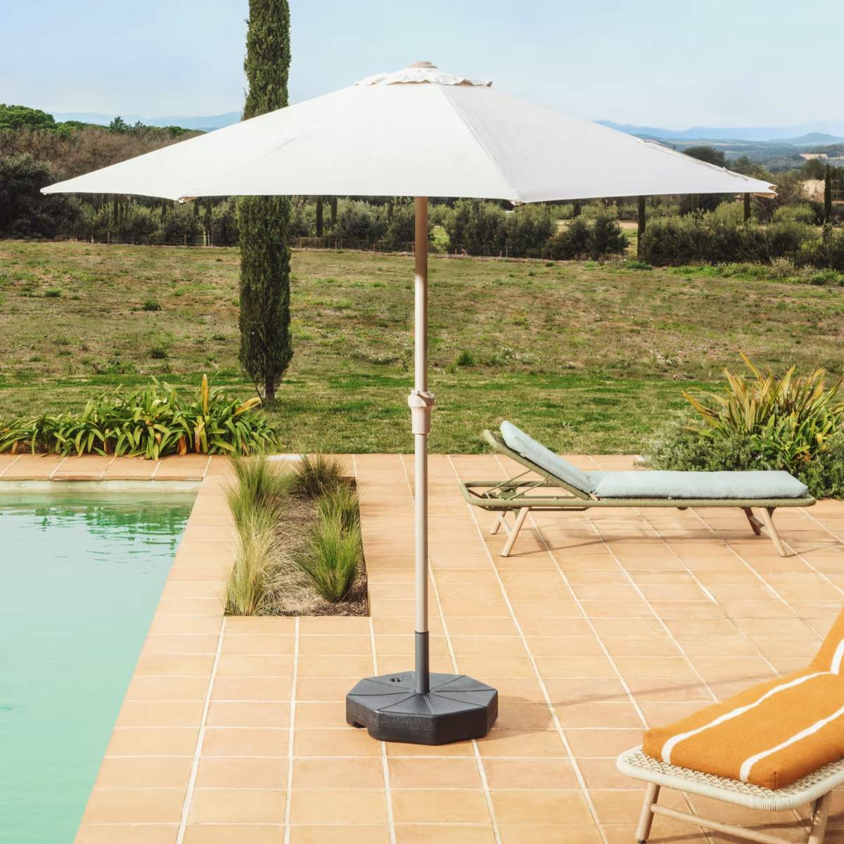 Kave Home Milna beige parasol with central pole and graphite steel structure Ø300cm