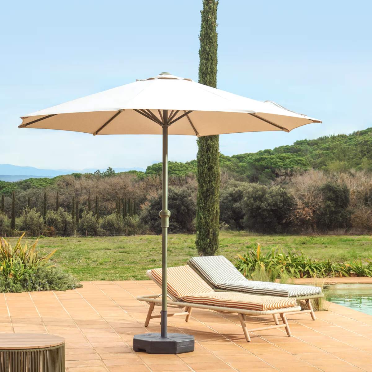 Kave Home Milna beige parasol with central pole and graphite steel structure Ø300cm