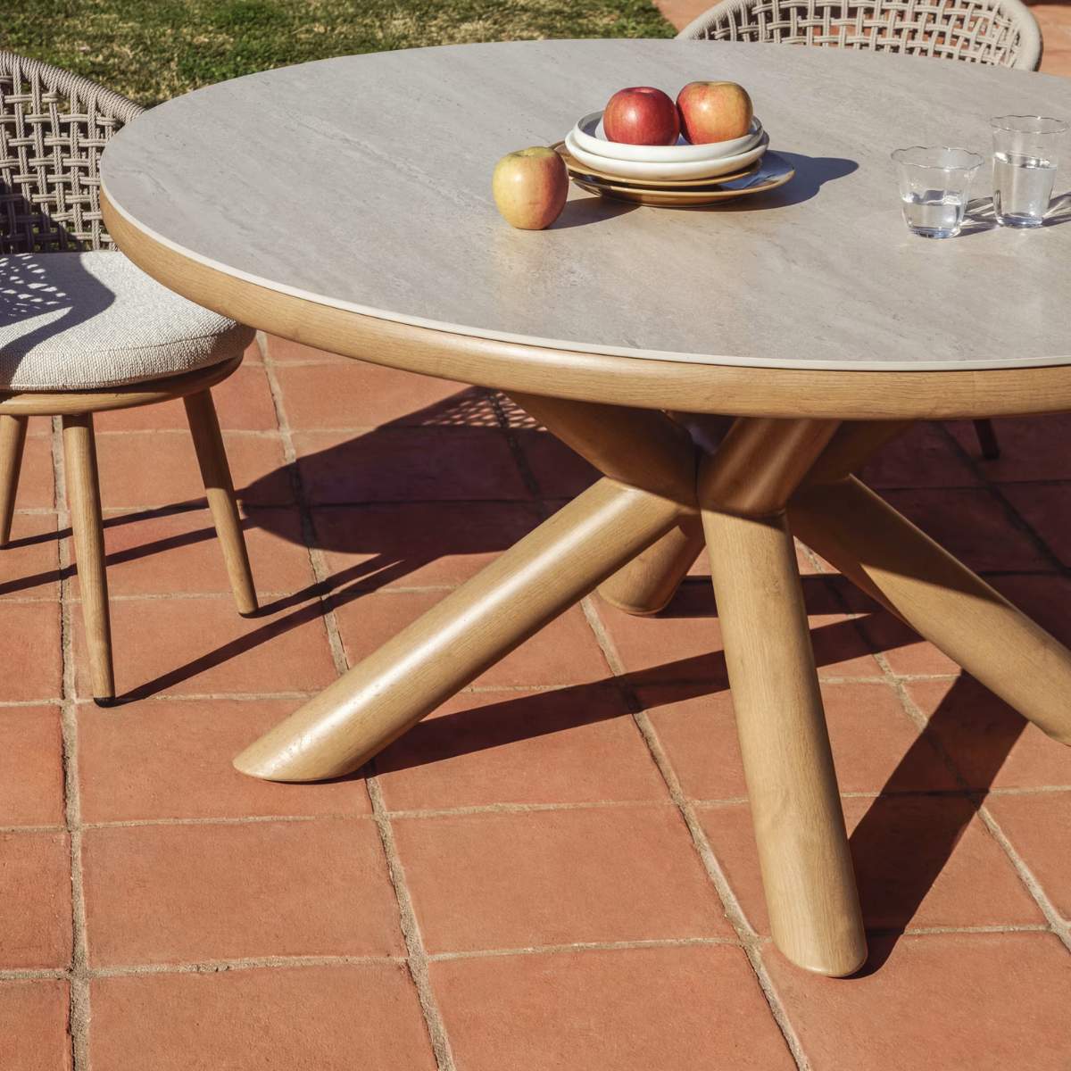 Kave Home Mirtia outdoor table in wood-effect aluminium and ecru sintered stone Ø 148cm