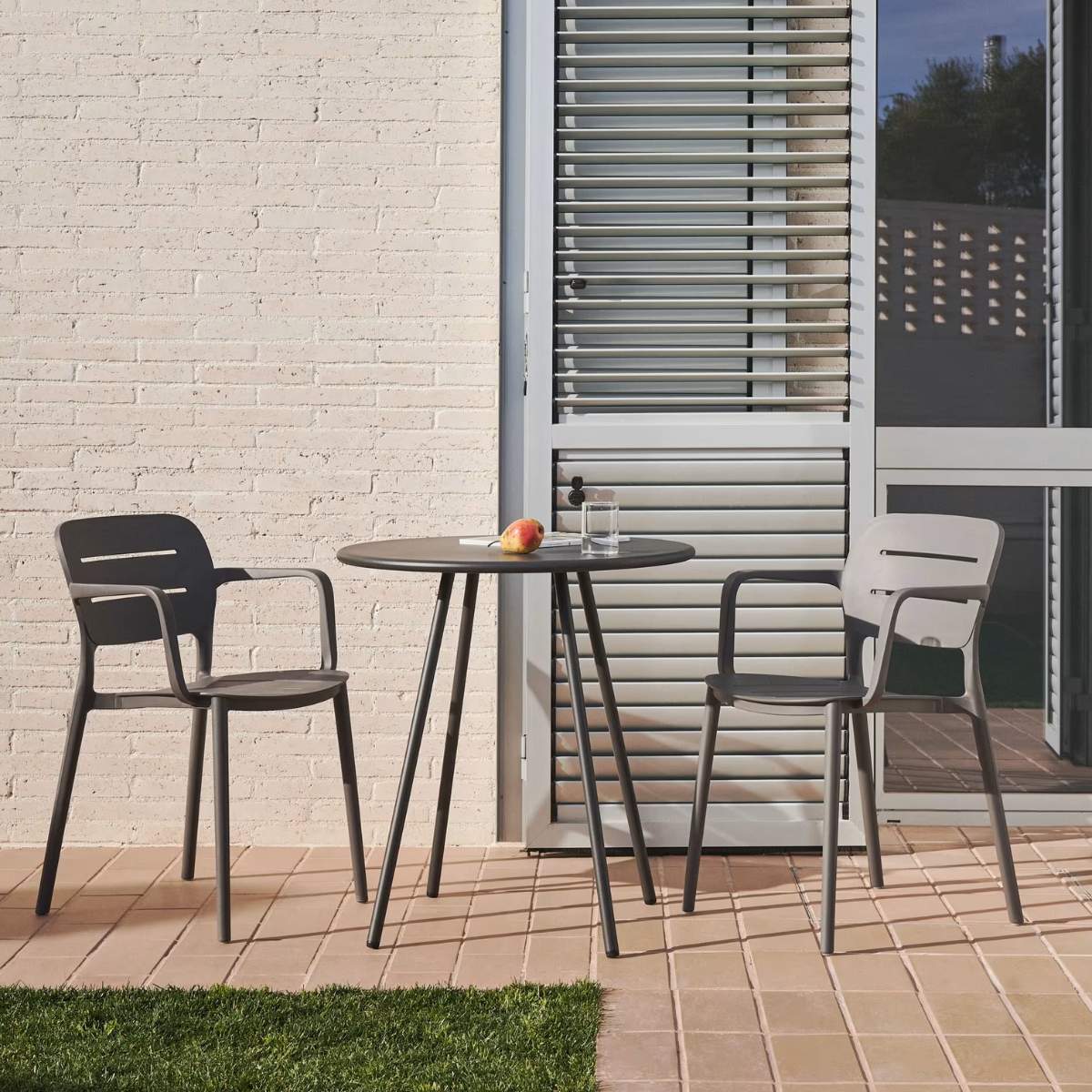 Kave Home Montjoi round outdoor table in steel with a white finish, Ø 70 cm