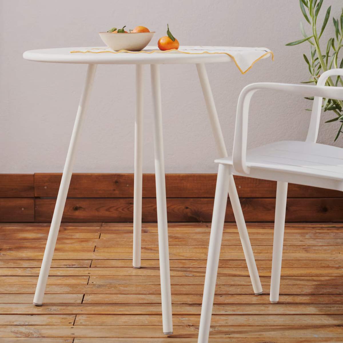 Kave Home Montjoi round outdoor table in steel with a white finish, Ø 70 cm