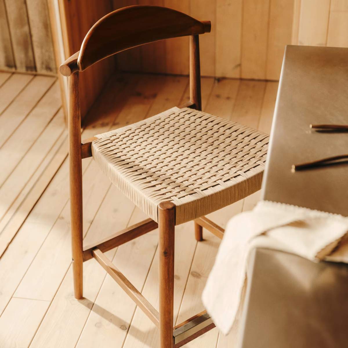 Kave Home Nina stool made of solid acacia wood with black finish and beige rope height 62 cm