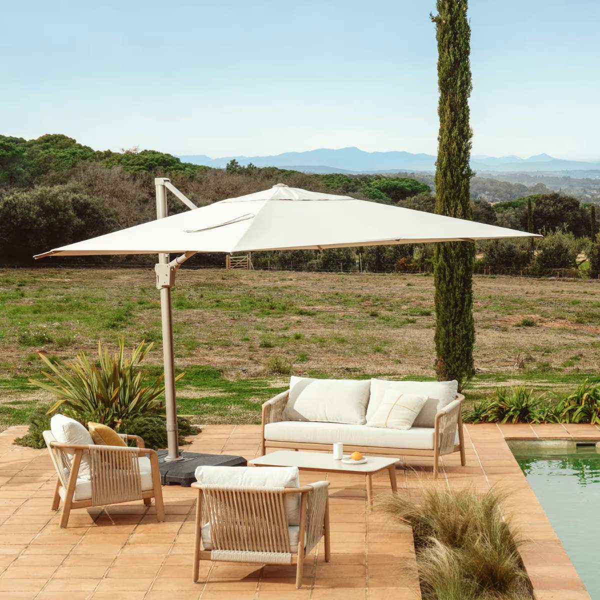 Kave Home Noli beige cantilever parasol with taupe aluminium structure 300 x 300cm