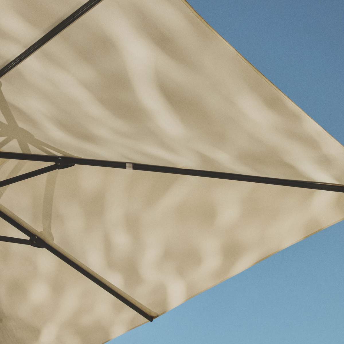Kave Home Noli beige cantilever parasol with taupe aluminium structure 300 x 300cm