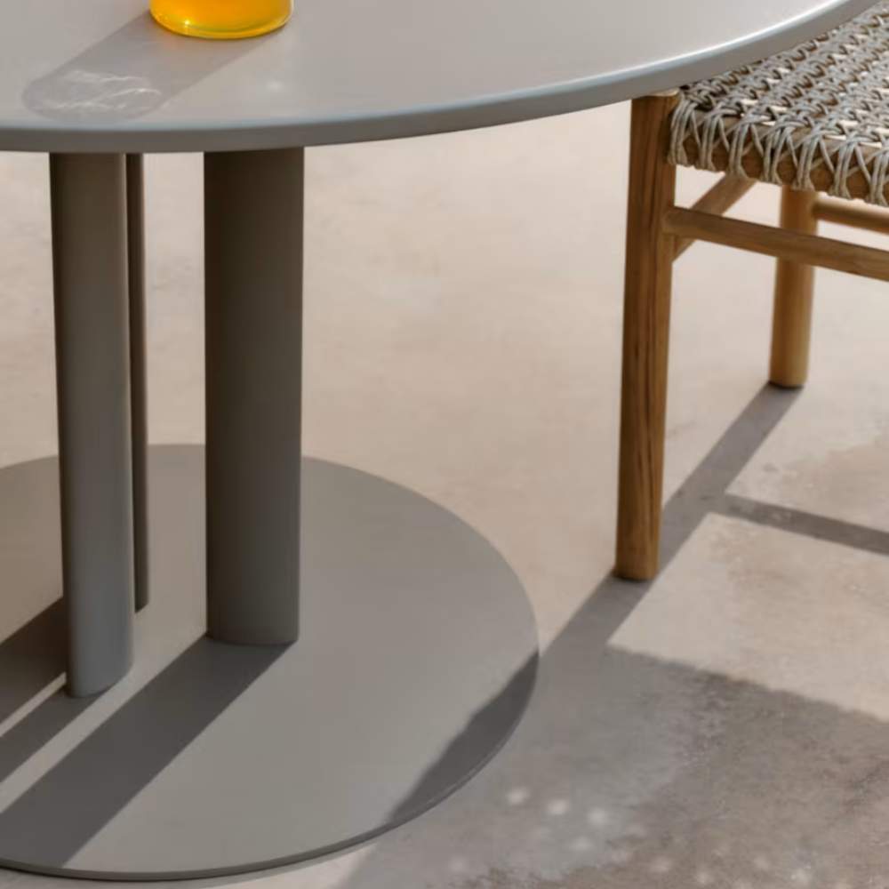 Kave Home Sedalis Round Outdoor Table – Steel Base with Taupe Aluminium Top Ø120cm