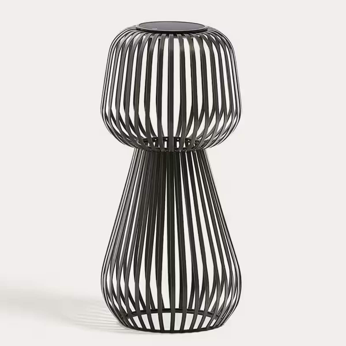 Kave Home Reiba green metal solar table lamp