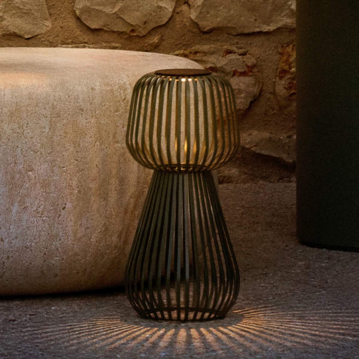 Kave Home Reiba green metal solar table lamp