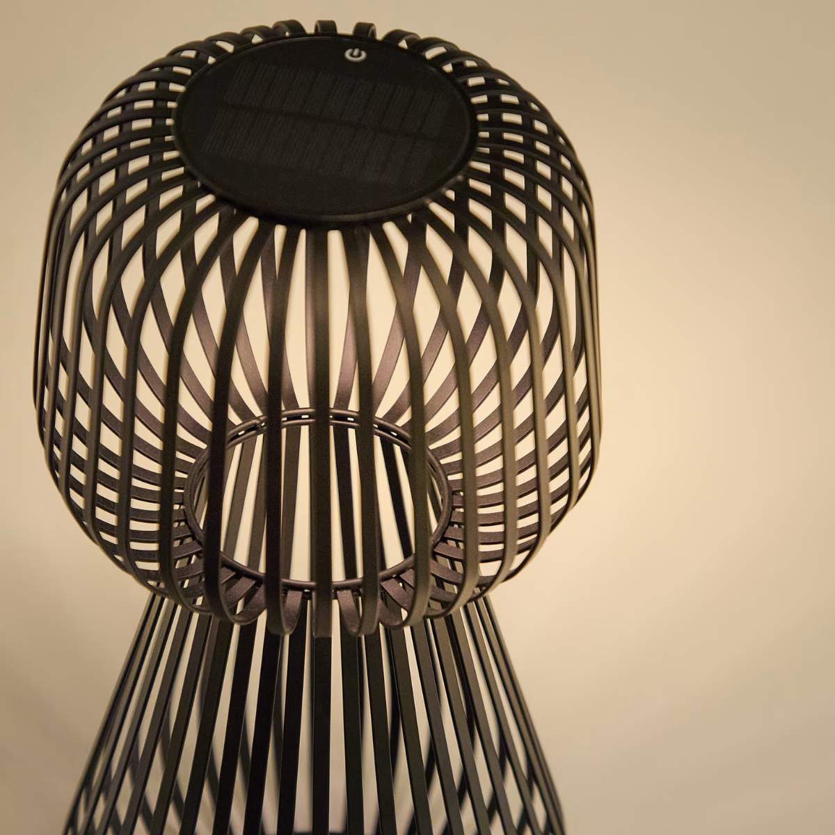 Kave Home Reiba green metal solar table lamp
