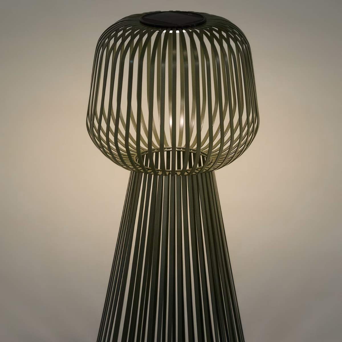 Kave Home Reiba green metal solar floor lamp