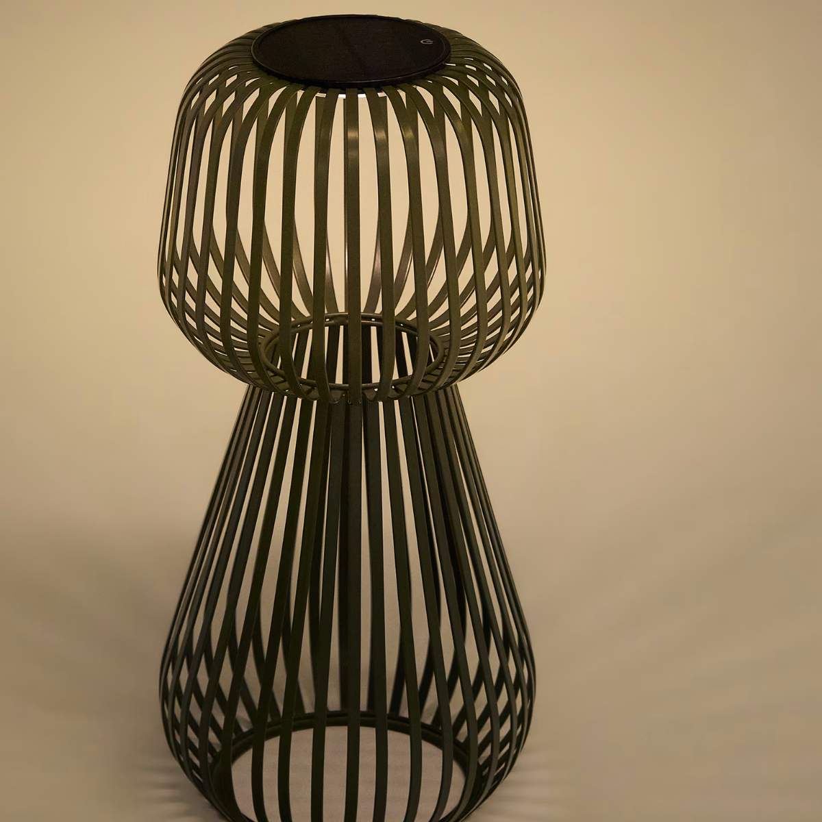 Kave Home Reiba green metal solar table lamp