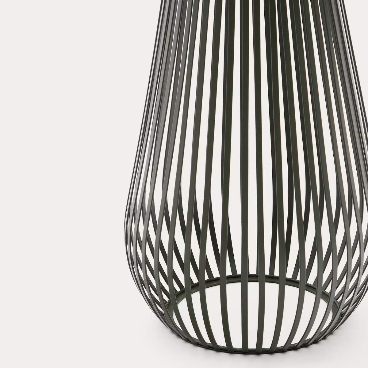 Kave Home Reiba green metal solar floor lamp