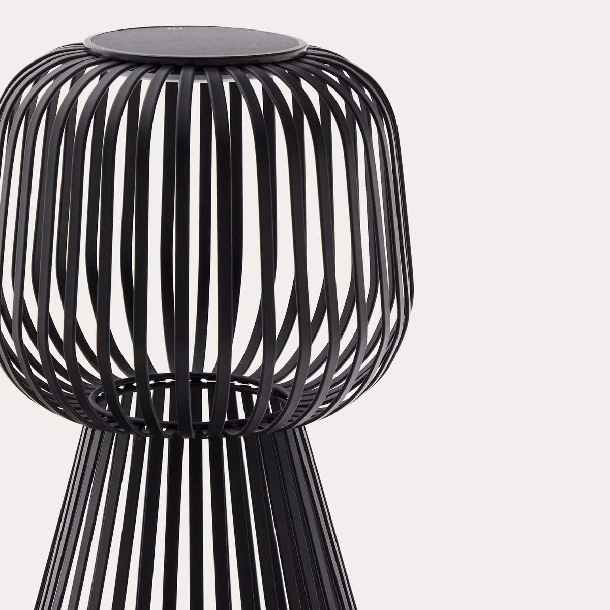 Kave Home Reiba green metal solar table lamp