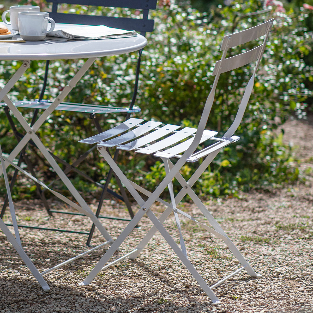 Garden Trading Rive Driote Bistro Chairs - Set of 2 Chalk Lifetsyle