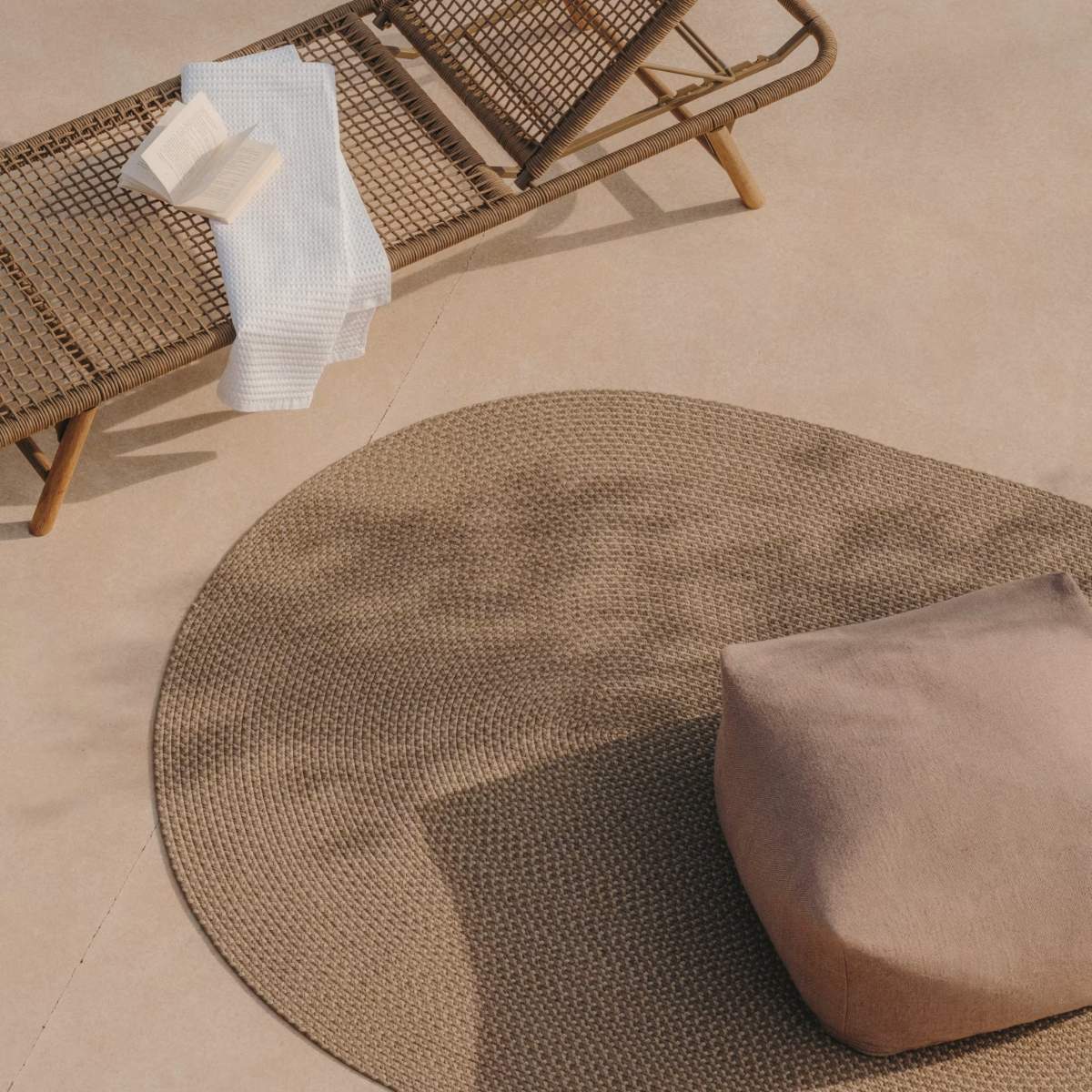 Kave Home Rodhe beige oval rug 100% PET 160 x 230 cm