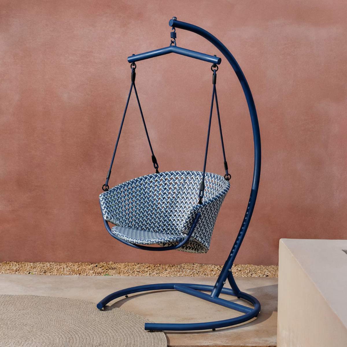 Kave Home Saliga blue hanging armchair with base in aluminium and synthetic rattan
