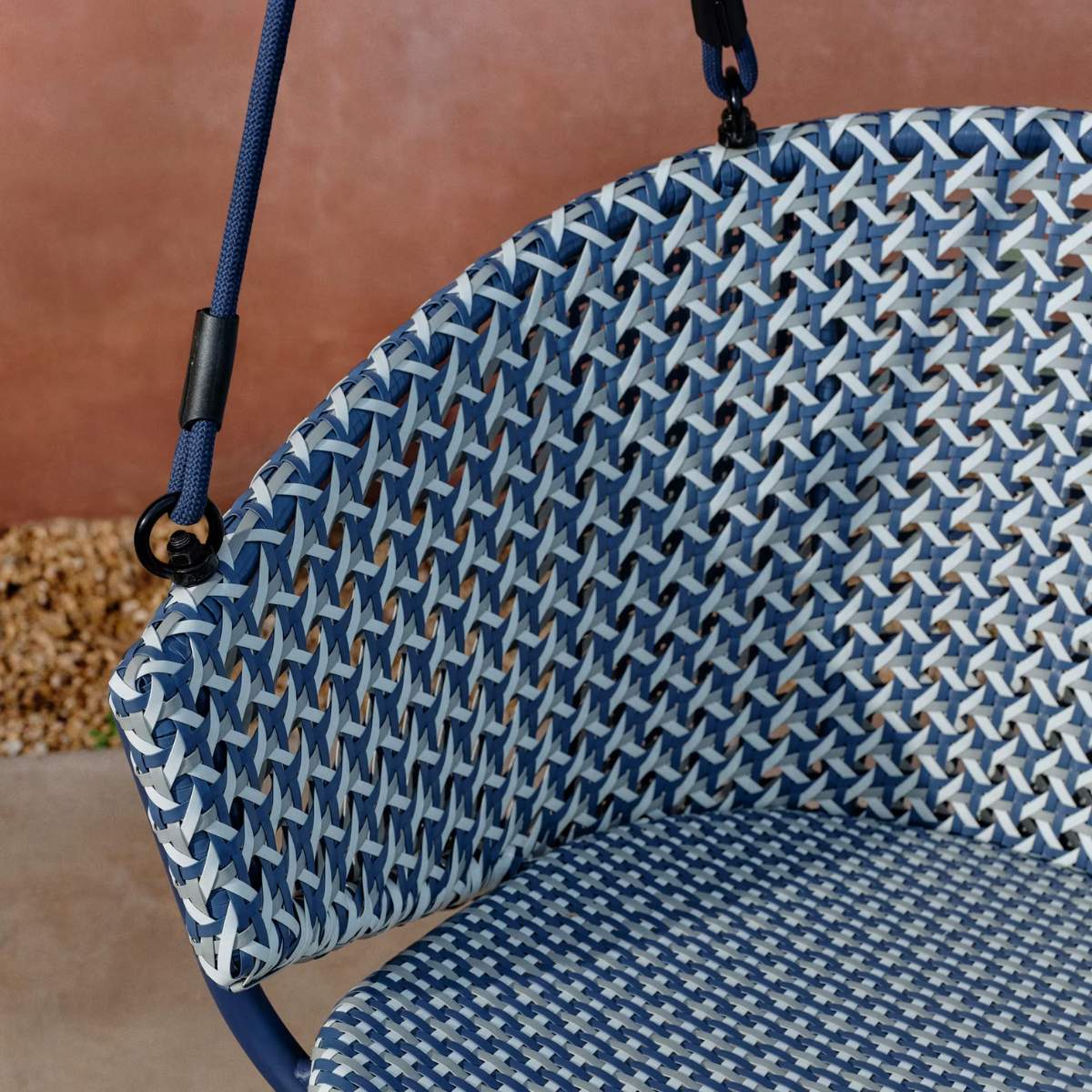 Kave Home Saliga blue hanging armchair with base in aluminium and synthetic rattan
