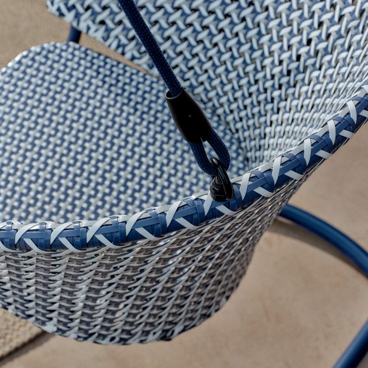 Kave Home Saliga blue hanging armchair with base in aluminium and synthetic rattan