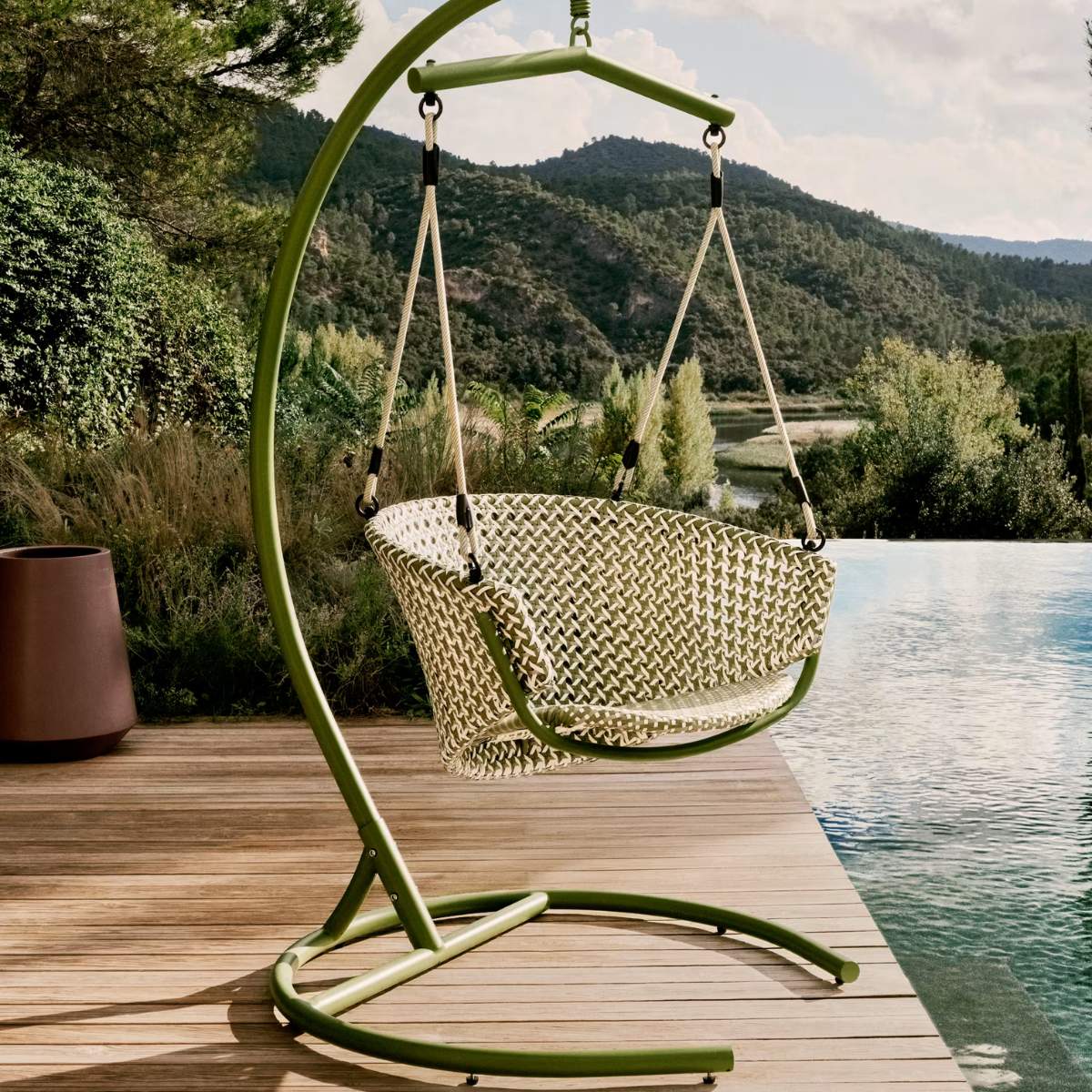 Kave Home Saliga blue hanging armchair with base in aluminium and synthetic rattan