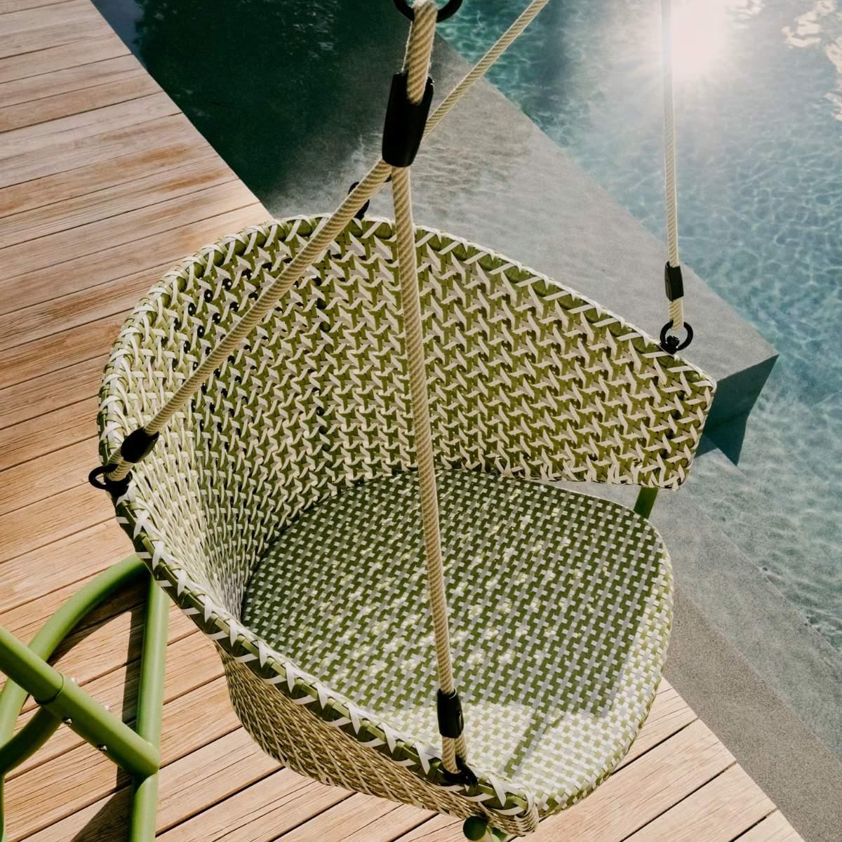Kave Home Saliga blue hanging armchair with base in aluminium and synthetic rattan