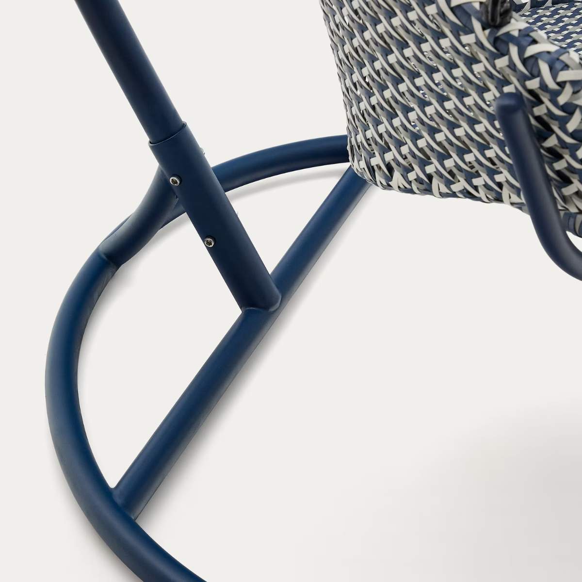 Kave Home Saliga blue hanging armchair with base in aluminium and synthetic rattan
