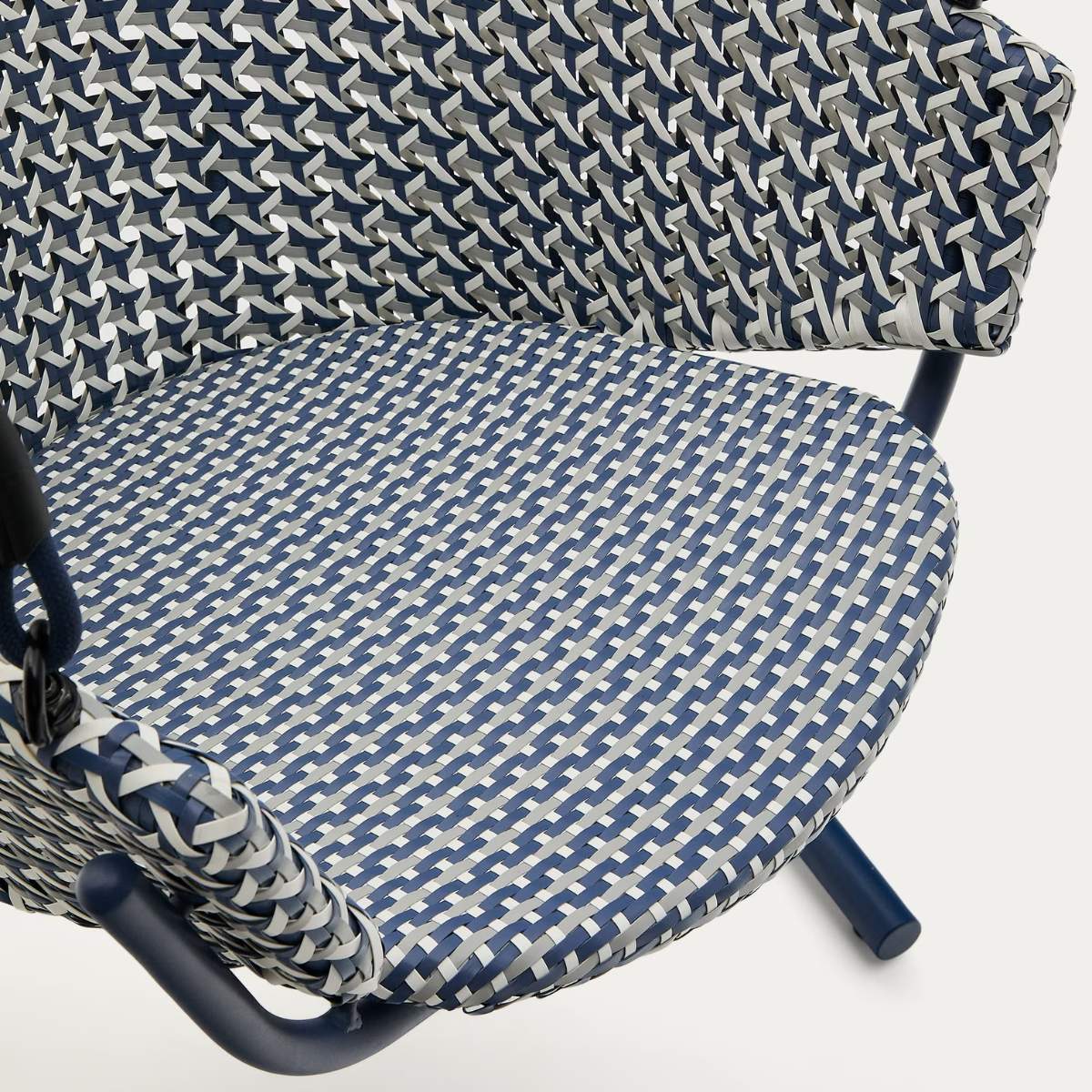 Kave Home Saliga blue hanging armchair with base in aluminium and synthetic rattan