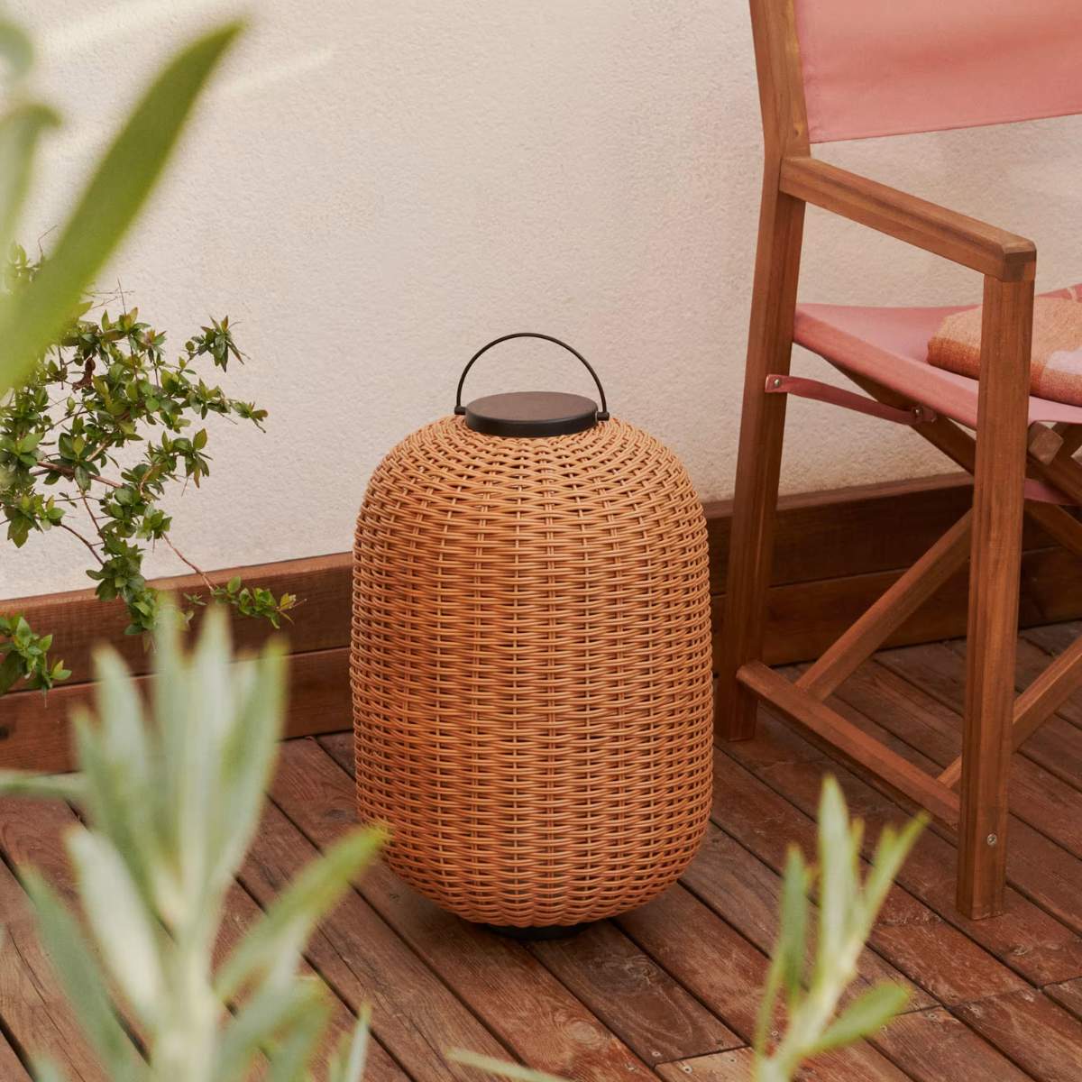 Kave Home Saranella large portable table lamp in brown polyrattan