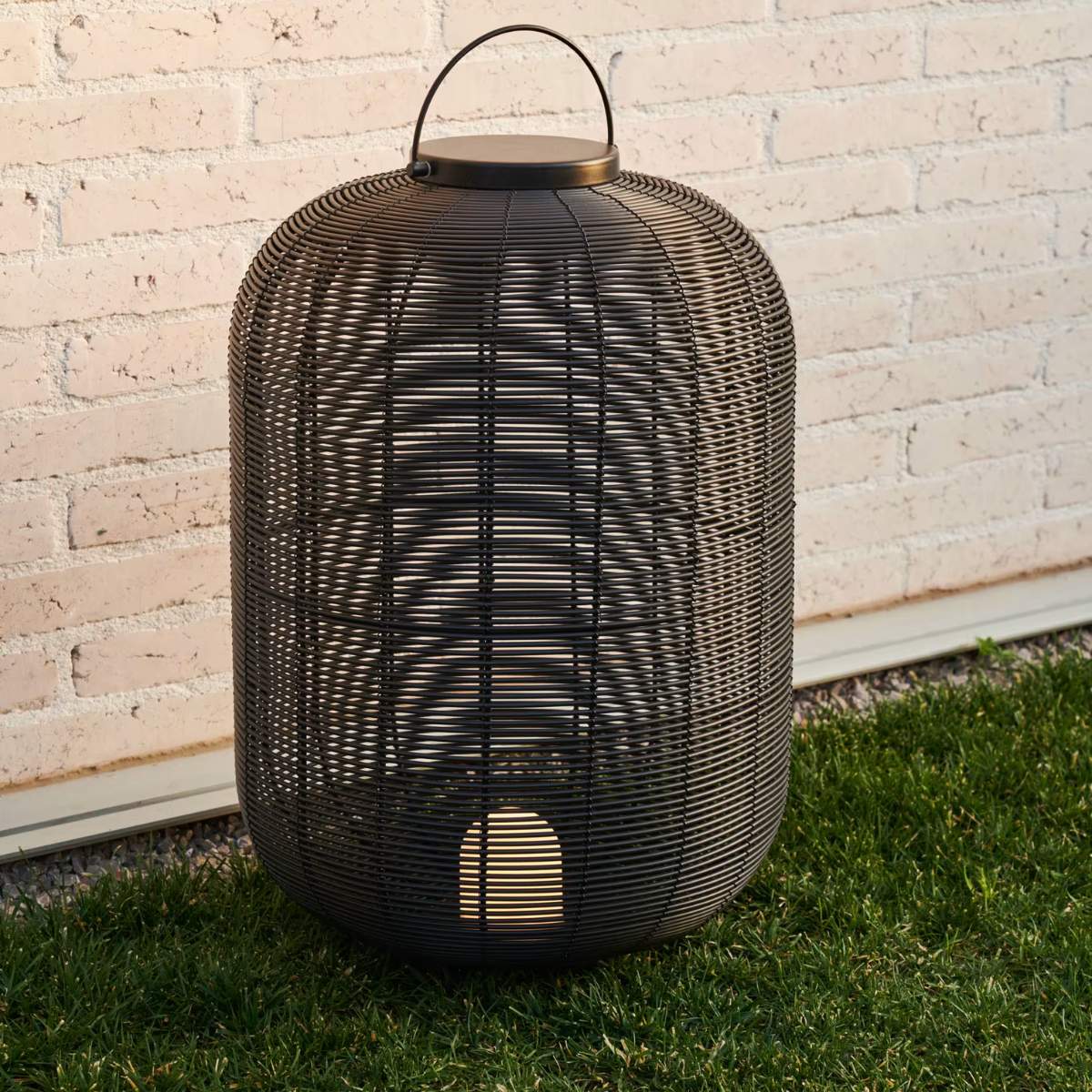 Kave Home Saranella large portable table lamp in brown polyrattan
