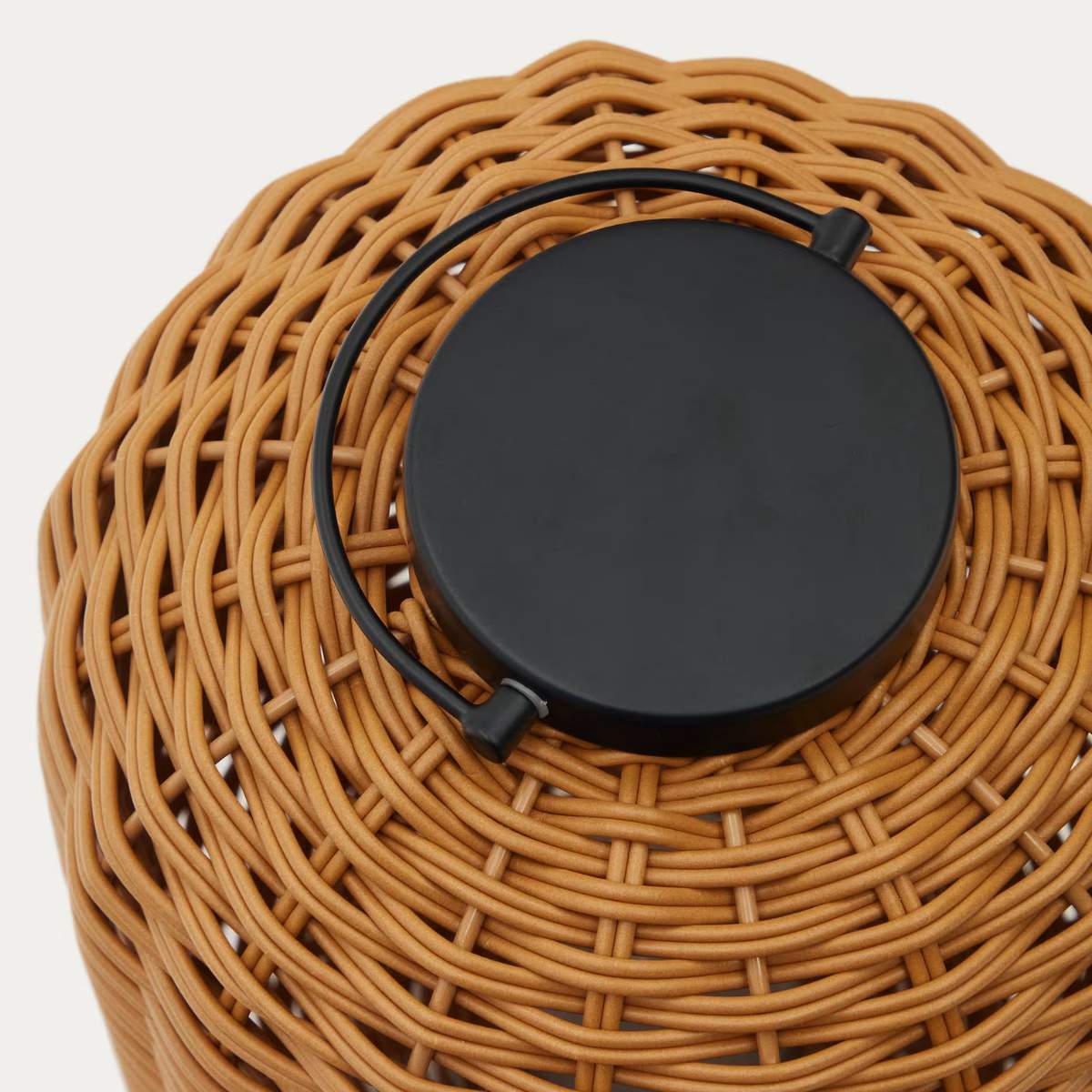 Kave Home Saranella portable table lamp in black polyrattan