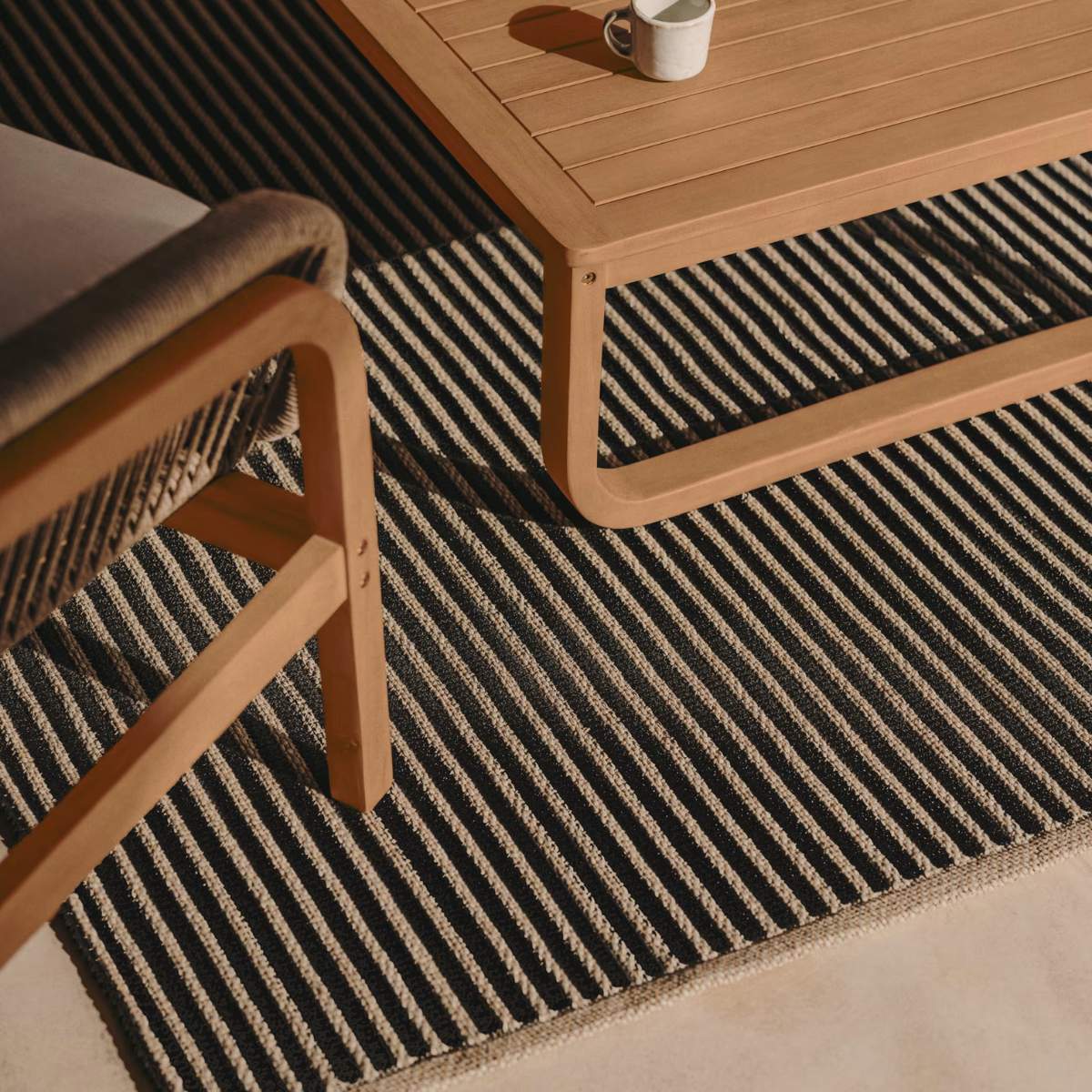 Kave Home Satanca beige and black striped rug made from synthetic fibres 160 x 230 cm