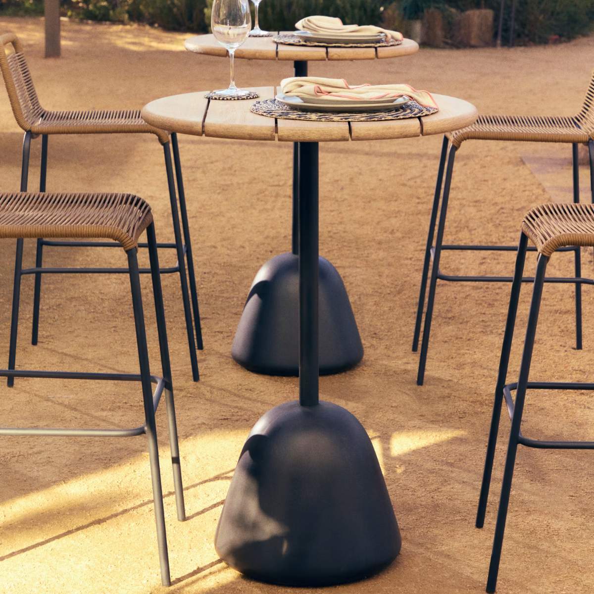 Kave Home Saura high bar table black steel frame and natural finish acacia top, 95xØ70cm FSC 100%